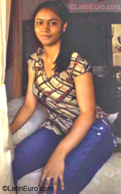 Date this hard body Dominican Republic girl Niurk from Moca DO11699