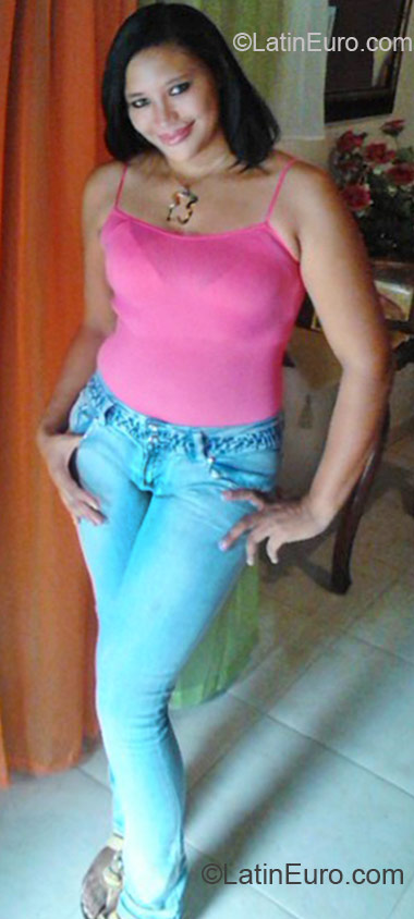 Date this attractive Dominican Republic girl Sany from Santo Domingo DO11722