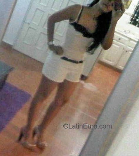 Date this foxy Dominican Republic girl Cesarina from Santo Domingo DO19025
