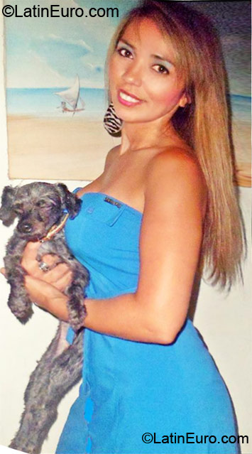 Date this attractive Brazil girl Cleo from Santos BR6940