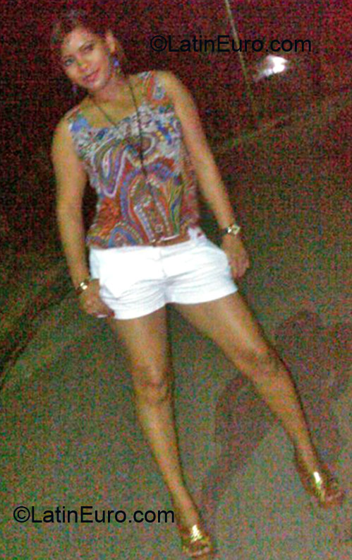 Date this happy Dominican Republic girl Elma from Republica Dominicana DO11875