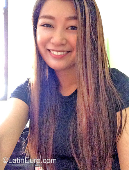 Date this foxy Philippines girl Merry from Manila PH495
