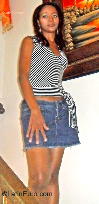 Date this cute Dominican Republic girl Selenia from Santo Domingo DO15528