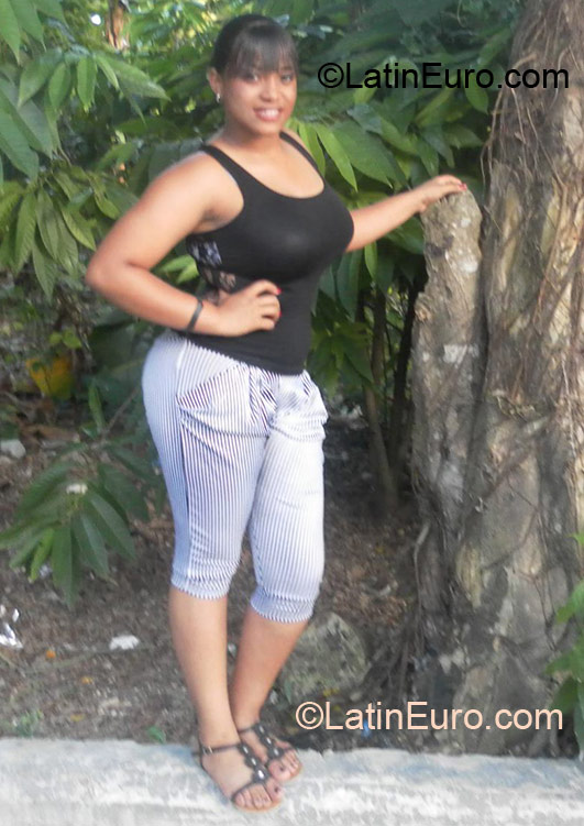 Date this attractive Dominican Republic girl Yerelin quezada from Santo Domingo DO12335