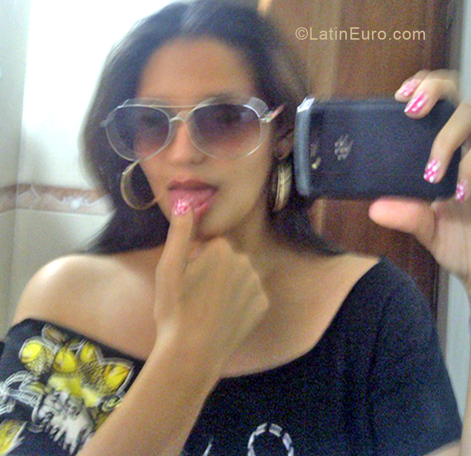 Date this attractive Dominican Republic girl Kiki from Santo Domingo DO12372