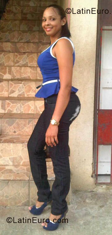 Date this fun Dominican Republic girl Yenifer from Santo Domingo DO12552