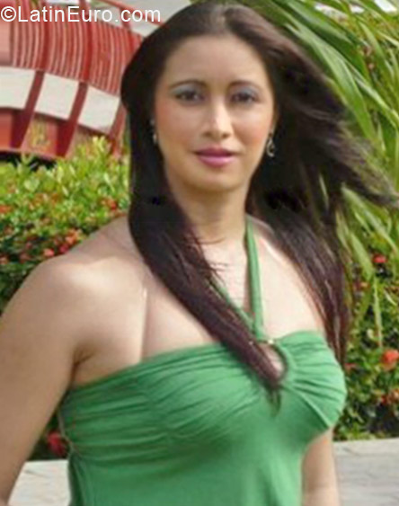 Date this nice looking Colombia girl MARIA ANTONIA from Bogota CO11523
