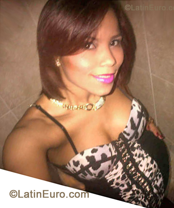 Date this stunning Dominican Republic girl Claritza from Santo Domingo DO13255