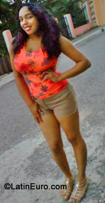 Date this charming Dominican Republic girl Estefany Mia from Santo Domingo DO13530