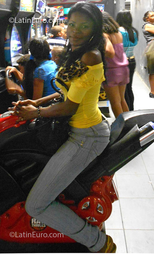 Date this exotic Dominican Republic girl Yani from Santo Domingo DO25587