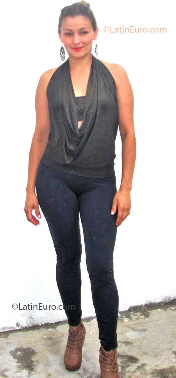 Date this nice looking Colombia girl Natalia from Bucaramanga CO12055