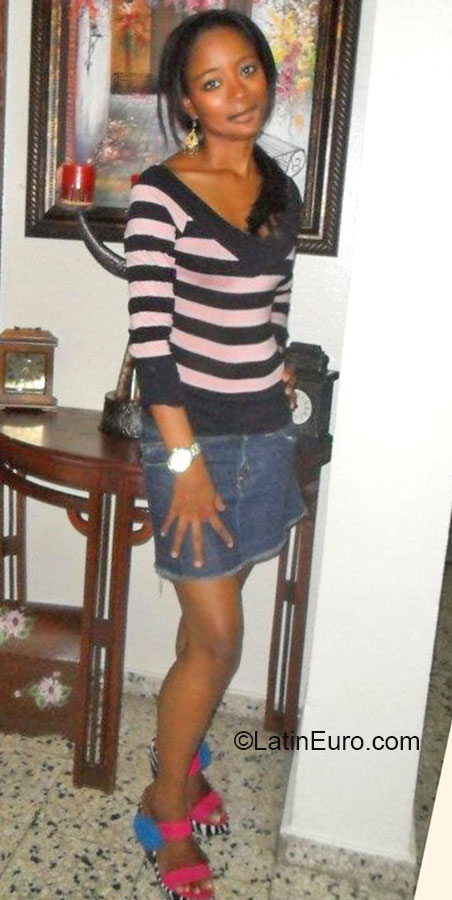 Date this athletic Dominican Republic girl Selenia from Santo Domingo DO18848