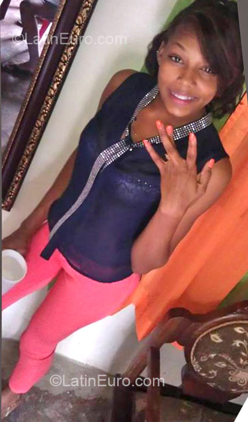 Date this sensual Dominican Republic girl Amauri from Santo Domingo DO15026