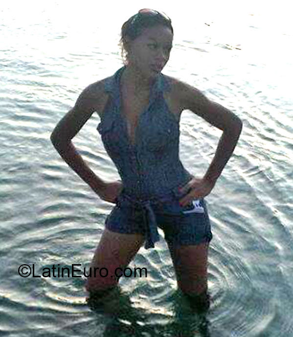 Date this georgeous Dominican Republic girl Fernanda from Santo Domingo DO15075