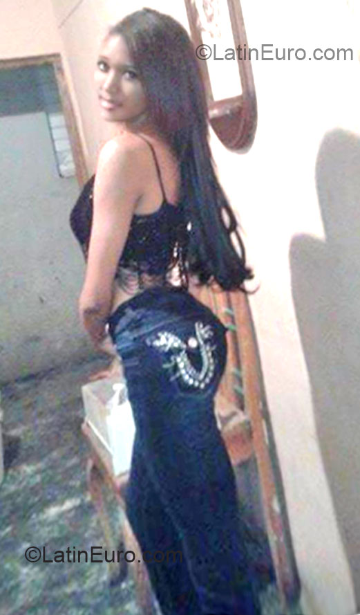 Date this fun Dominican Republic girl Karina from Santo Domingo DO15185