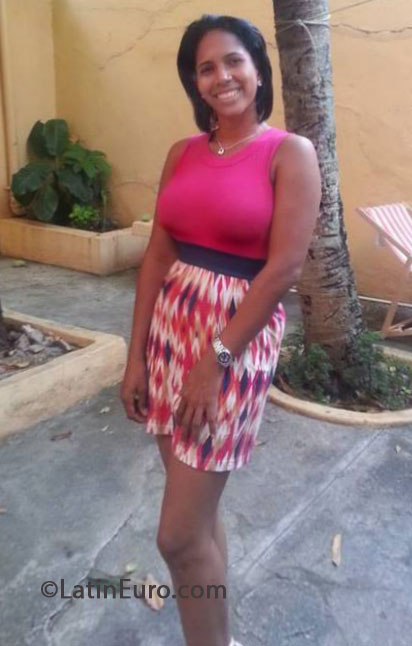 Date this nice looking Dominican Republic girl Raquel from Santo Domingo DO15773