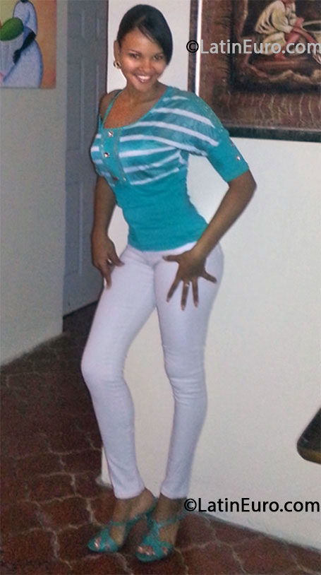 Date this nice looking Dominican Republic girl Cristalis from Nagua DO16396