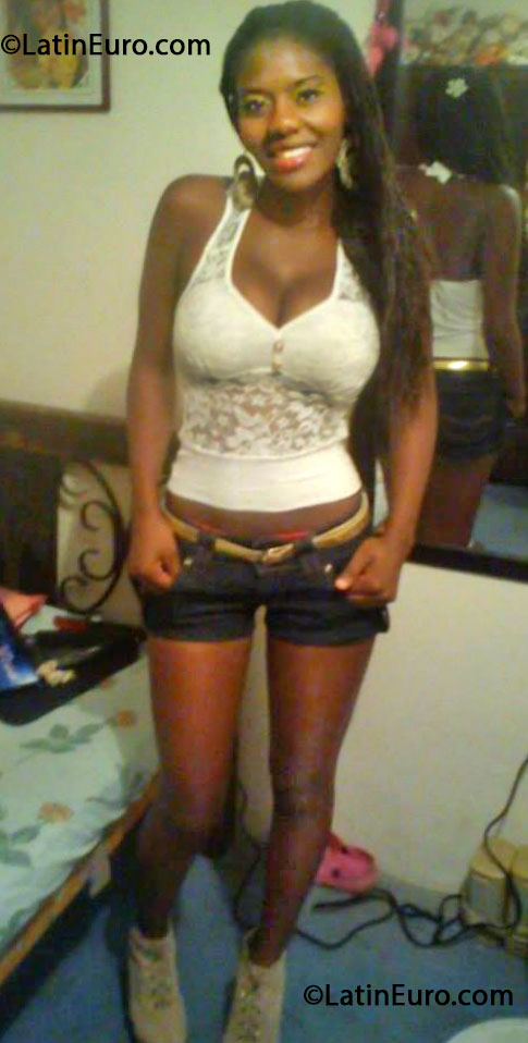 Date this happy Colombia girl Andrea from Cali CO13732