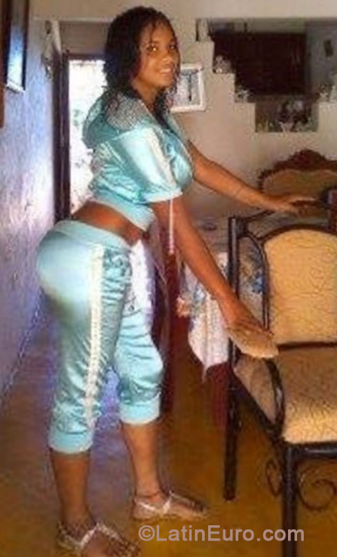 Date this hard body Dominican Republic girl Sarah from La Vega DO17750
