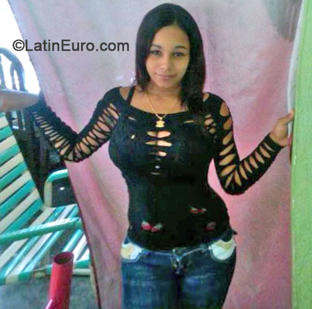 Date this good-looking Dominican Republic girl Gleni from Santo Domingo DO17809