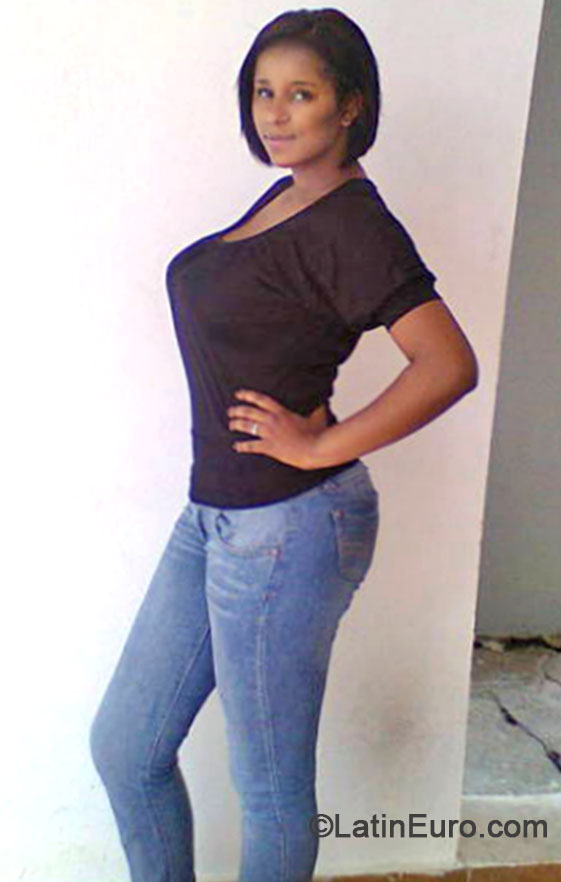 Date this nice looking Dominican Republic girl Camelia from Monte Cristy DO17833
