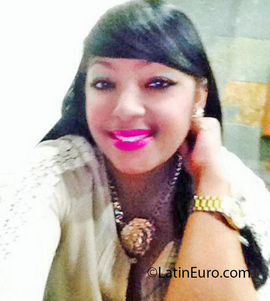 Date this foxy Dominican Republic girl Rhina from Santo Domingo DO17953