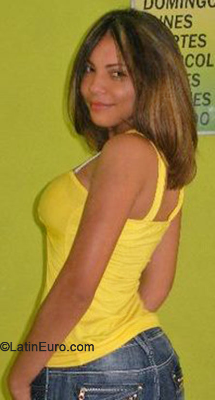 Date this athletic Dominican Republic girl Yanira from Santiago DO18049