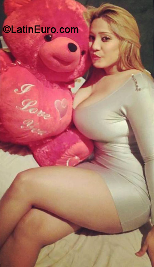 Date this gorgeous Dominican Republic girl Carmen from Santo domingo DO18194