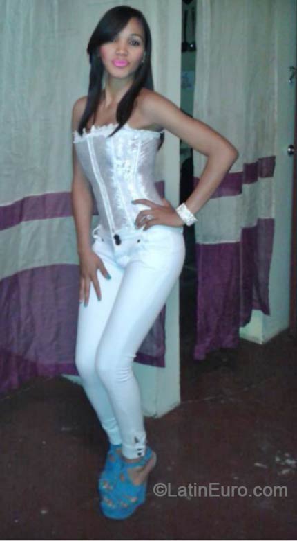 Date this stunning Dominican Republic girl Carolina from Santo Domingo DO18302