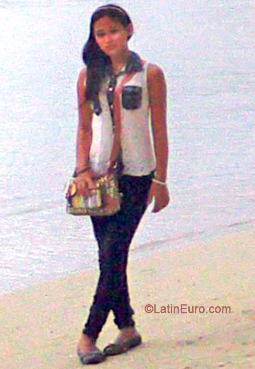 Date this beautiful Philippines girl Charmien from Manila PH814