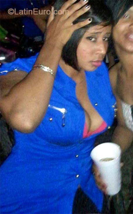Date this happy Dominican Republic girl Iverlan from Santo Domingo DO18457