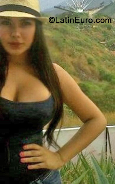 Date this lovely Colombia girl Laura from Bucaramanga CO15181
