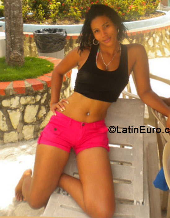 Date this happy Dominican Republic girl Alexa from Santo Domingo DO19002