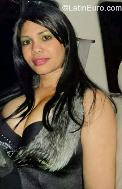Date this sultry Dominican Republic girl Angela from santiago DO19118