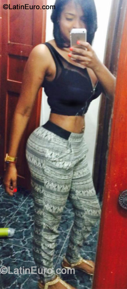 Date this delightful Dominican Republic girl Dennicy from Santo Domingo DO19282