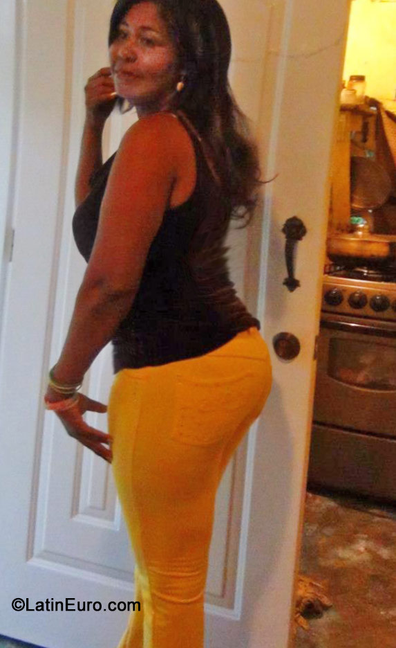 Date this good-looking Dominican Republic girl Tomasina from Santo Domingo DO19332