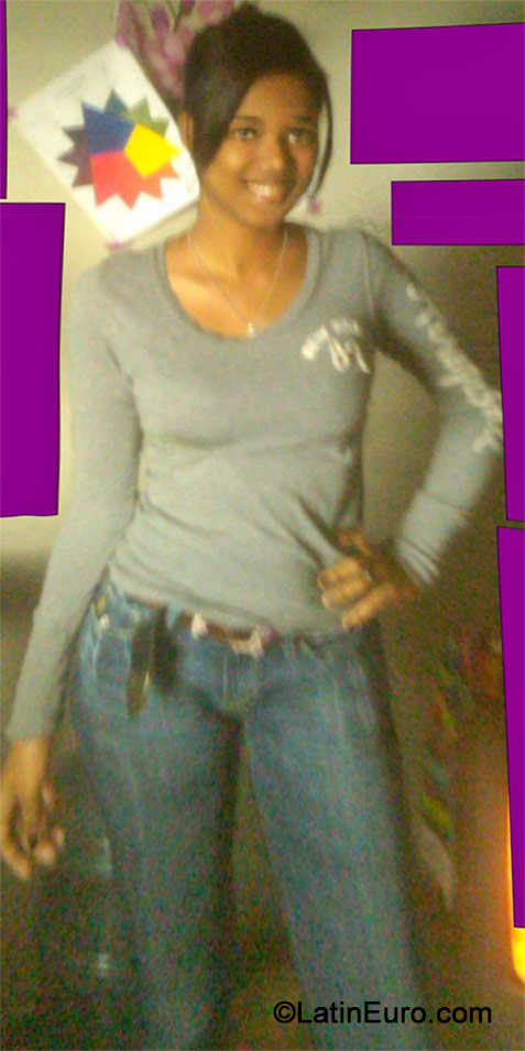 Date this stunning Dominican Republic girl Nikaury from Santo Domingo DO19437