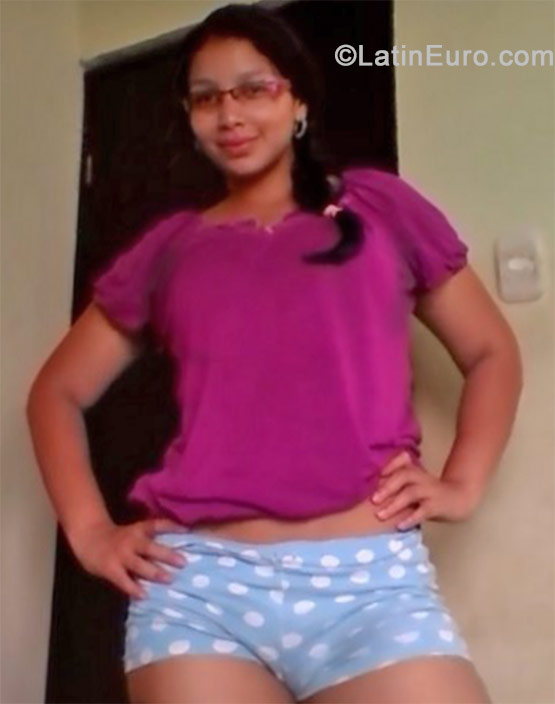 Date this sultry Colombia girl Karen from Santa Marta CO15526