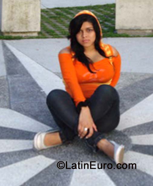 Date this lovely Colombia girl Angela from Cali CO15672