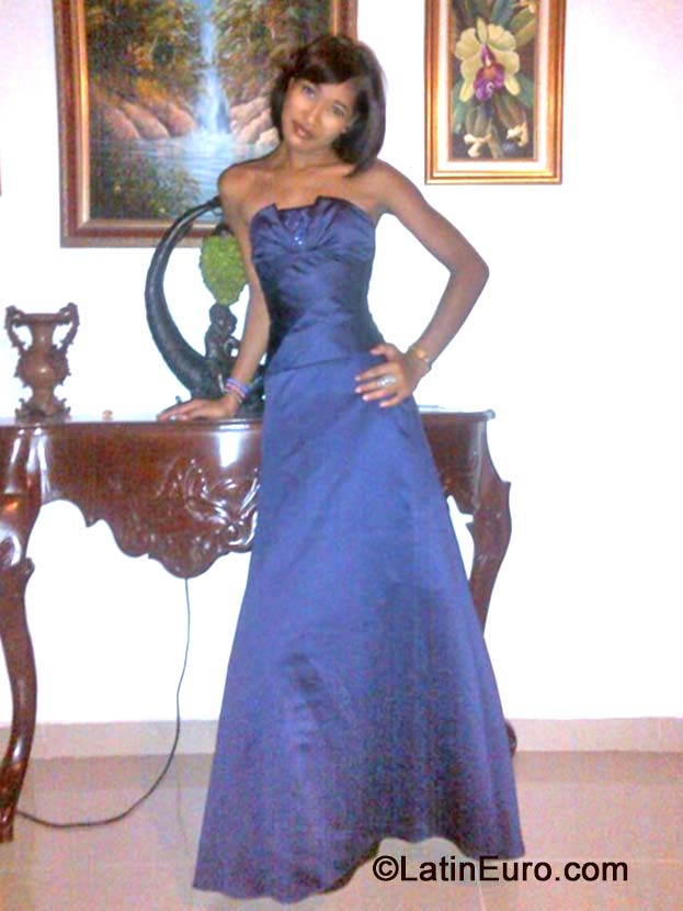 Date this pretty Dominican Republic girl Flor angel from Santo Domingo DO19697