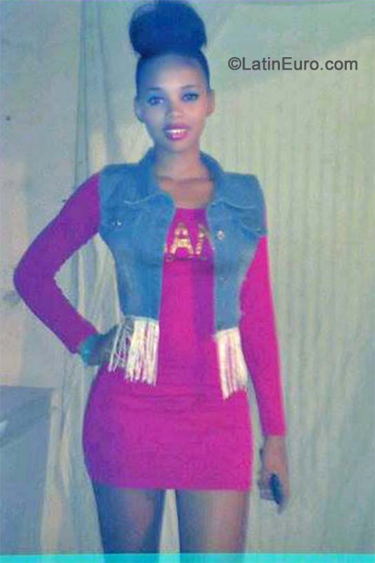 Date this fun Dominican Republic girl Daniela from Santo Domingo DO19752