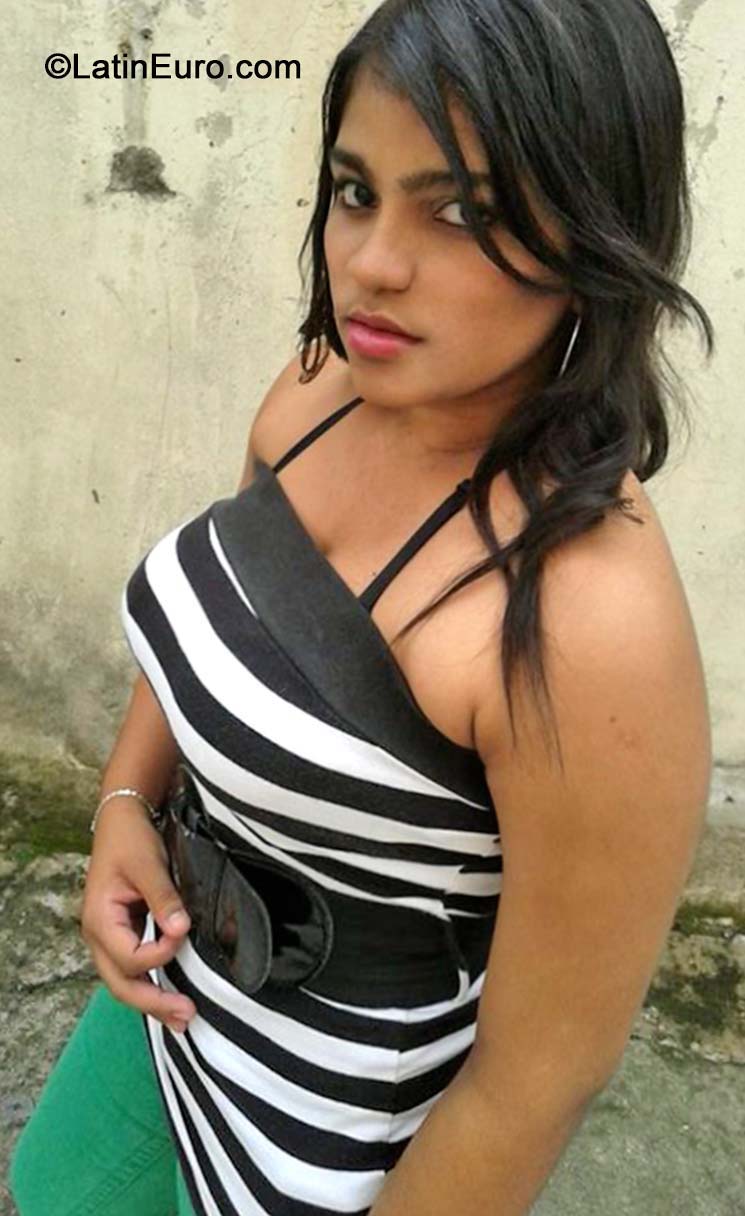 Date this good-looking Dominican Republic girl Hermes from La Vega DO19827