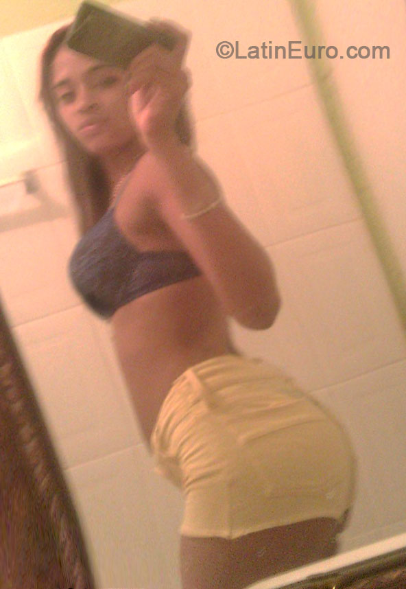 Date this stunning Dominican Republic girl Paola from Santigo DO20014