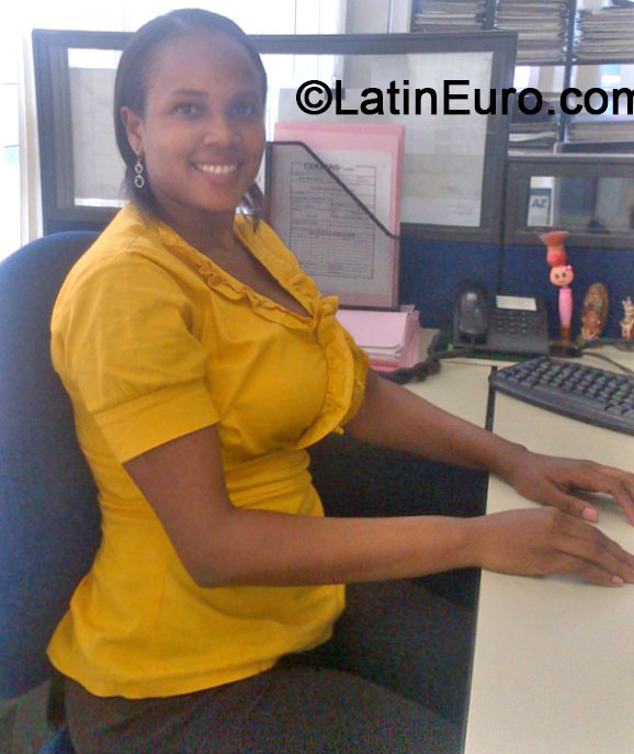 Date this charming Colombia girl MAGNOLIA from Buenaventura CO16151