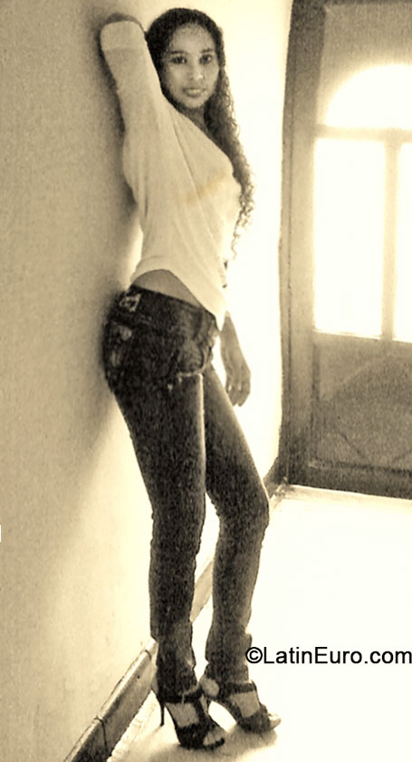 Date this attractive Colombia girl Yeimi from Cali CO16490