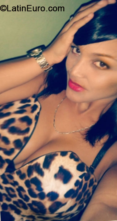 Date this gorgeous Dominican Republic girl Yuli from Santo Domingo DO20070