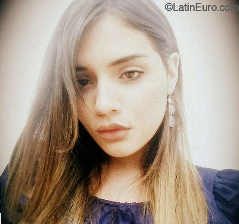 Date this good-looking Brazil girl Larissa from Uberlandia BR9070