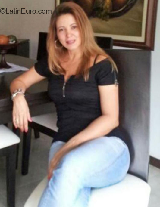 Date this nice looking Colombia girl Patricia from Cali CO16448