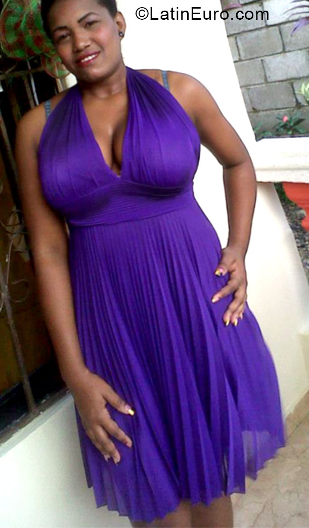 Date this sultry Dominican Republic girl Roxan from Santiago DO20666