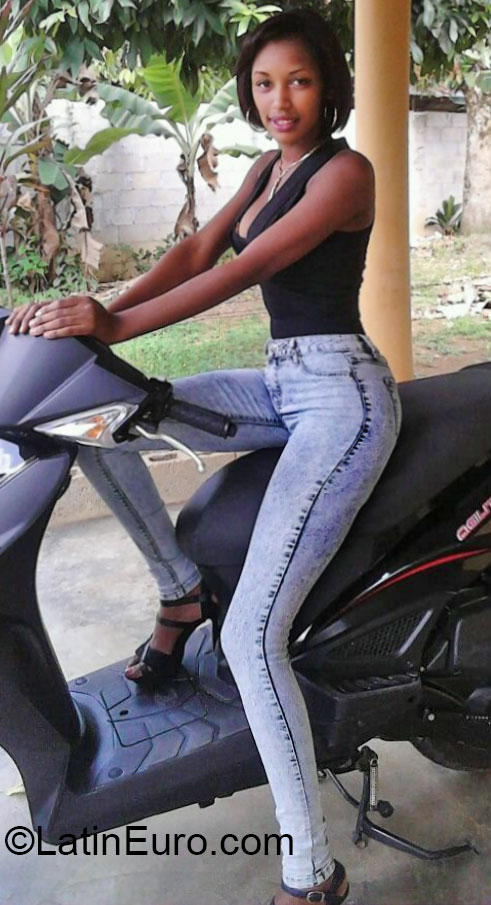 Date this fun Dominican Republic girl Yafi from La Vega DO20698